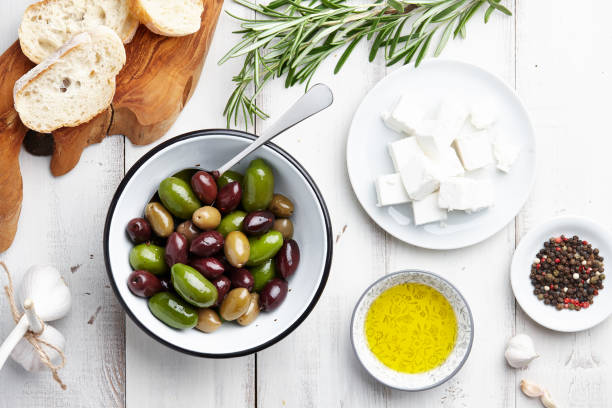 ingrédients de la cuisine grecque - greek culture salad olive feta cheese photos et images de collection