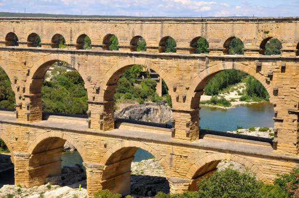 détail des arches du pont du gard - aqueduct roman ancient rome pont du gard - fotografias e filmes do acervo