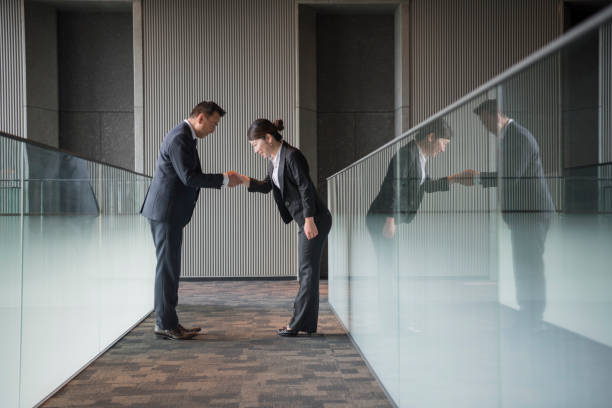 japońscy biznesmeni potrząsając rękami i kłaniając się - handshake respect japan business zdjęcia i obrazy z banku zdjęć