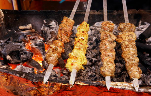 バーベキュー チキンやラムのケバブ - barbecue grill chicken barbecue chicken breast ストックフォトと画像
