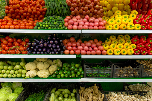 Verduras orgánicas y frutas en el estante en el supermercado, mercado de agricultores. Concepto de comida sana. Vitaminas y minerales. Tomates, pimientos, pepinos, setas, calabacín, photo