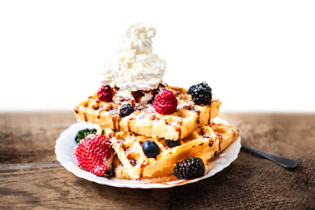 gaufres belges traditionnelles avec crème glacée et les fruits de baies sur fond en bois, maison petit-déjeuner sain - waffle waffled belgian waffle food photos et images de collection