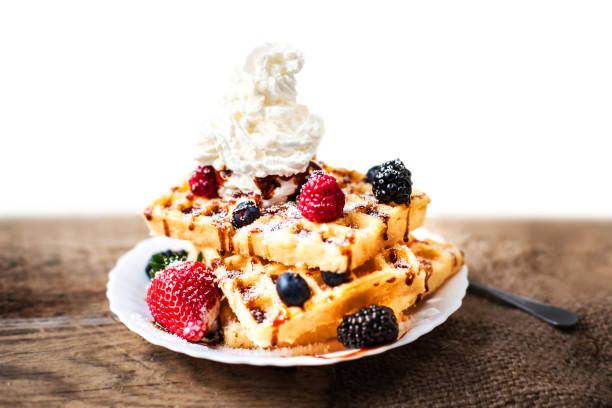 아이스크림과 베리 과일 나무 배경에 전통 벨기에 와플 집에서 만드는 건강 한 아침 식사 - waffle waffled belgian waffle food 뉴스 사진 이미지