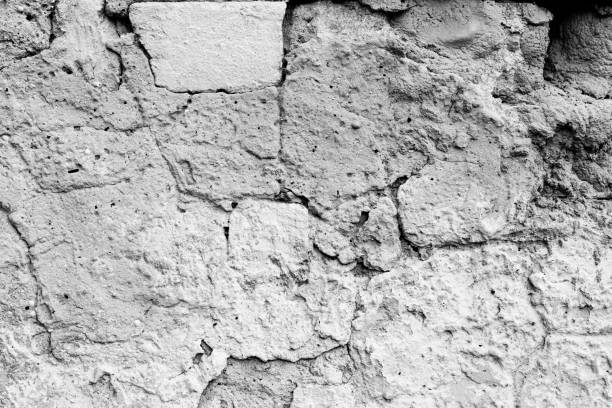 istock Wall fragment with attritions and cracks 641713570