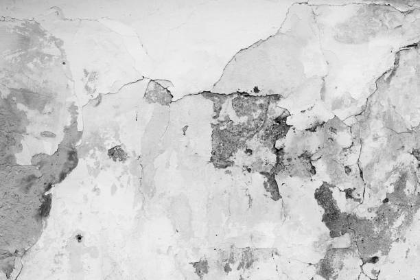istock Wall fragment with attritions and cracks 641713862