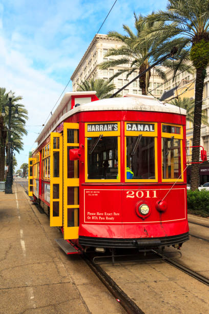 ニユー ・ オーリンズの米国でのパーティー タイム。 - new orleans cable car louisiana street ストックフォトと画像