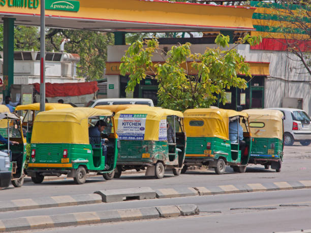 auto rickshaws in a line for fuel in new delhi - inuvik imagens e fotografias de stock