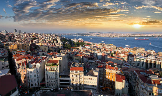 istanbul skyline bei sonnenuntergang, türkei - beyoglu fotos stock-fotos und bilder