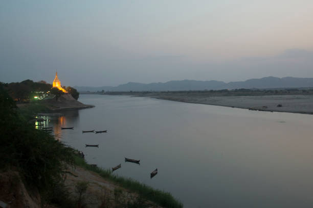 asia myanmar bagan ayeyarwady river pagoda - myanmar bagan temple ayeyarwady river imagens e fotografias de stock