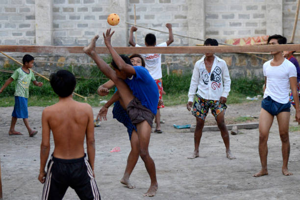 asie myanmar birmanie nyaungshwe sepaktakraw - sepak takraw photos et images de collection