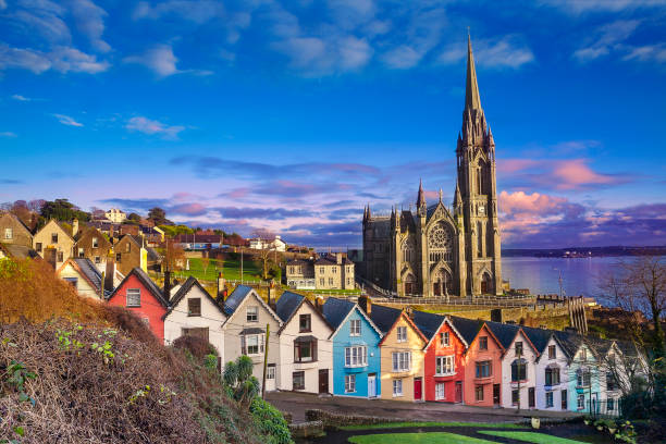 casas y catedral de cobh, irlanda - aguja chapitel fotografías e imágenes de stock