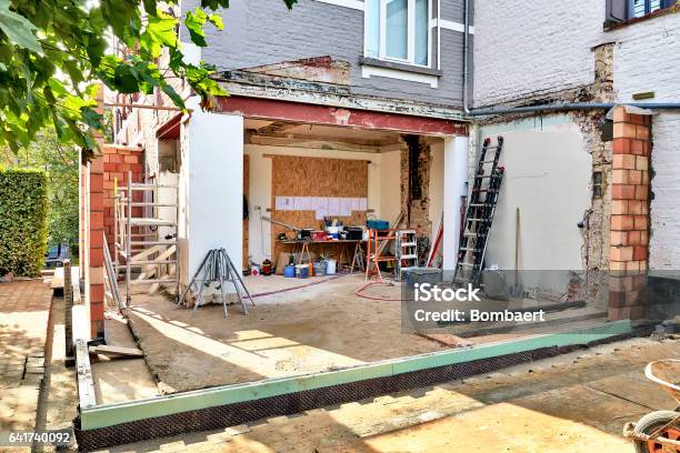 Neue Wand Für Einen Modernen Anbau Stockfoto und mehr Bilder von Renovierung - Konzepte - Renovierung - Konzepte, Hausanbau, Wohnhaus