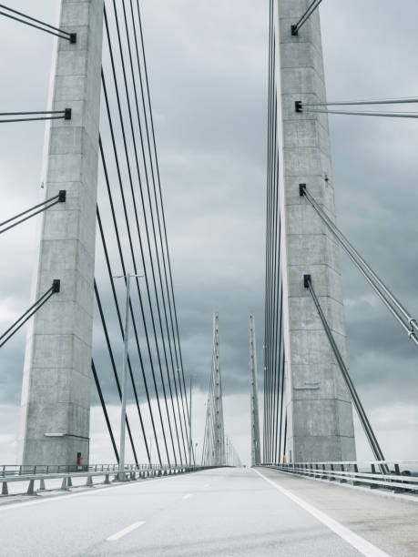 öresundbrücke öresund-brücke zwischen malmö-kopenhagen - öresundregion stock-fotos und bilder
