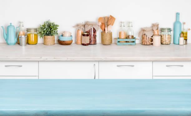 mesa de cozinha de madeira vazio azul sobre fundo de ingredientes do alimento turva - madeira falsa - fotografias e filmes do acervo