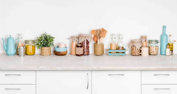 кухня скамейка интерьер с различными травами, специями, посуда на белом - blue bowl brown ceramic стоковые фото и изображения