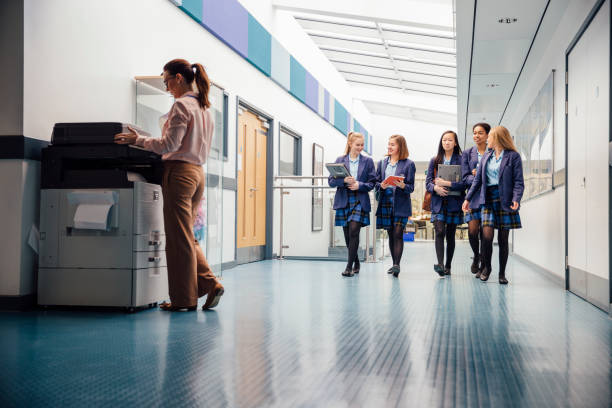 chodzenie na lekcje - teacher computer high school student classroom zdjęcia i obrazy z banku zdjęć