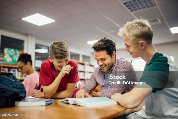 Photo libre de droit de Recevant De Laide En Cours banque d'images et plus d'images libres de droit de Enseignant - Enseignant, Adolescent, Adolescence