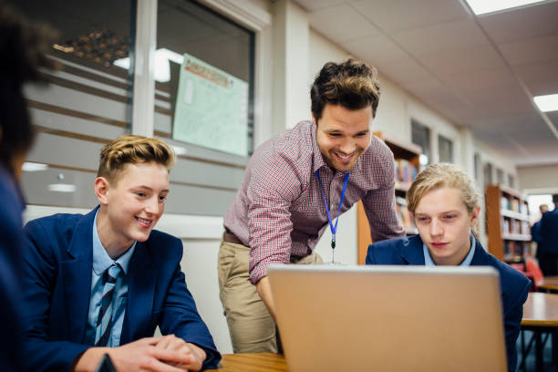 otrzymanie pomocy na lekcji - teacher computer high school student classroom zdjęcia i obrazy z banku zdjęć