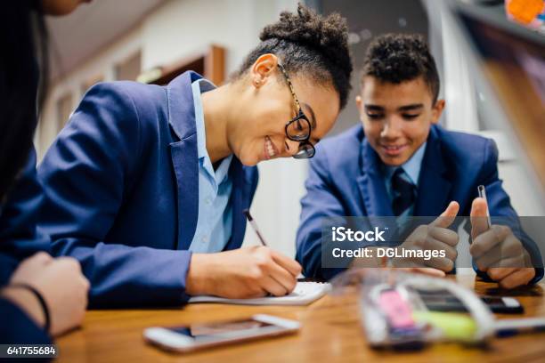 Trabajando Juntos En Clase Foto de stock y más banco de imágenes de Estudiante de secundaria - Estudiante de secundaria, Educación, Edificio escolar