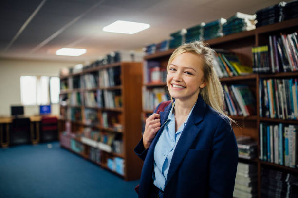 studente adolescente in biblioteca - school age girl foto e immagini stock