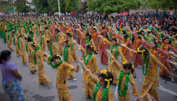 азия мьянма мандалай титян водный фестиваль - thingyan стоковые фото и изображения