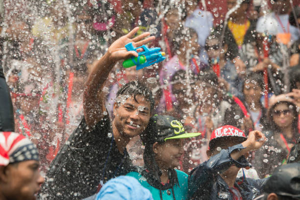 азия мьянма мандалай титян водный фестиваль - thingyan стоковые фото и изображения