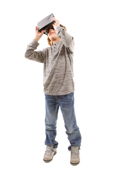 Ragazzo sorridente che indossa cuffie per la realtà virtuale - foto stock