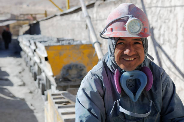 O mineiro sorridente está descansando em roupas de vestuário de trabalho - foto de acervo