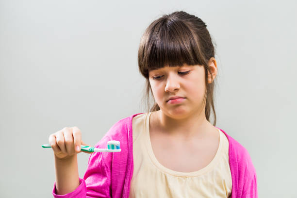 triste petite fille avec la brosse à dents - hairbrush photos et images de collection