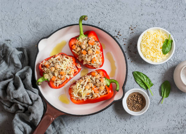 surowa komosa ryżowa nadziewana słodką papryką na żeliwnej patelni. widok z góry. zdrowa, wegetariańska koncepcja żywności - cooked chick peas zdjęcia i obrazy z banku zdjęć