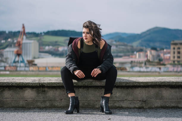 jovem sentado na rua - chunky heels - fotografias e filmes do acervo