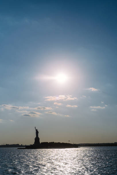 lady liberty w zachodzie słońca - ports america inc zdjęcia i obrazy z banku zdjęć