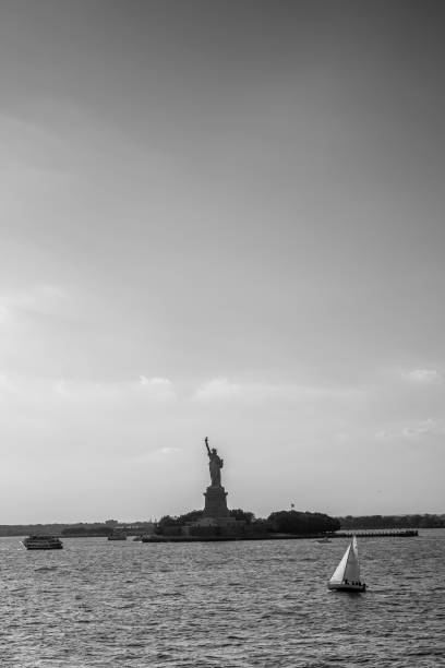леди свобода на закате - ports america inc стоковые фото и изображения