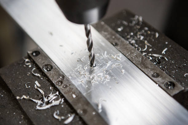 las puntas de metal hacen agujeros en aluminio - pieza de taladradora fotografías e imágenes de stock