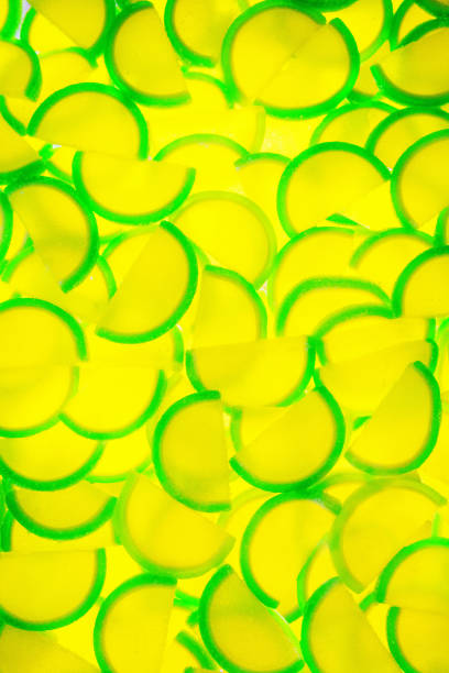 arrière-plan de jujube sucre absence formulaire wedge chaux coloré texture abstraite - lime green multi colored sweet food gelatin photos et images de collection