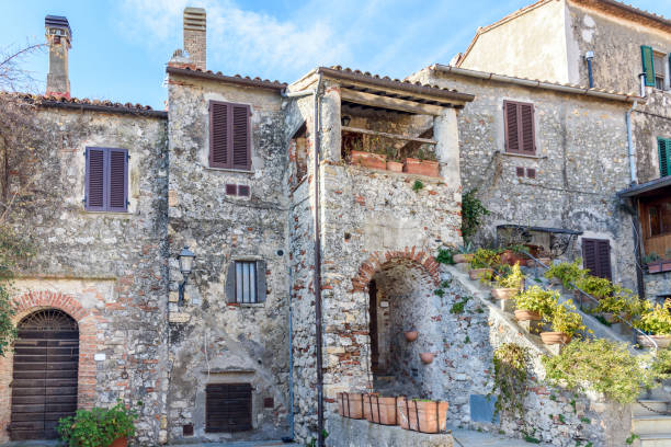 istock houses in tuscany 641791066