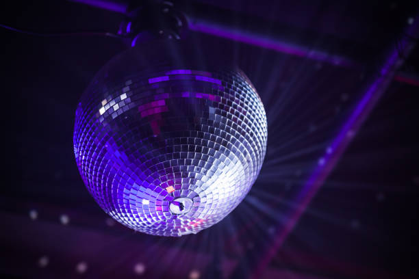 palla da discoteca con raggi viola brillante - dance and electronic blue shiny empty foto e immagini stock