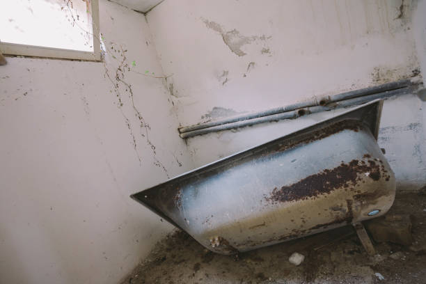 istock Indoor bathtub in an old abandoned messy spa 641797402