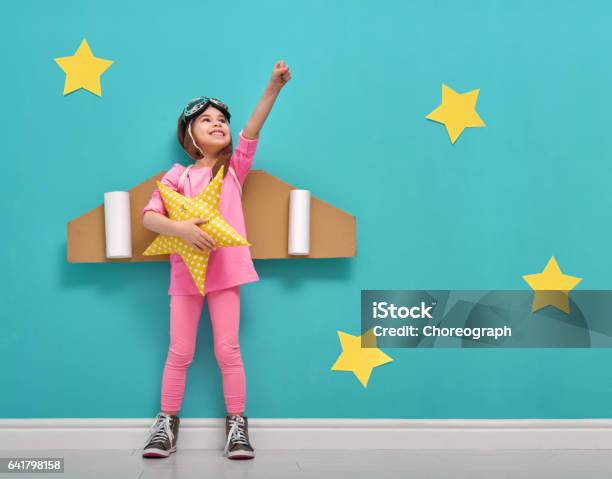 Niña En Un Traje De Astronauta Foto de stock y más banco de imágenes de Niño - Niño, Forma de Estrella, Niñas