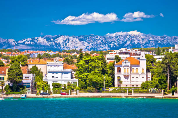 villas costa de zadar ann velebit montaña fondo, dalmacia, croacia - morning croatia blue sea fotografías e imágenes de stock