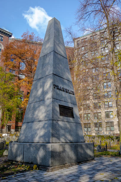 monument à benjamin franklin au cimetière de grenier - boston, é.-u. - benjamin franklin national memorial photos et images de collection