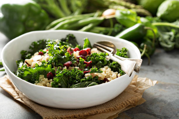 gesunde grünkohl und quinoa salat - quinoa stock-fotos und bilder