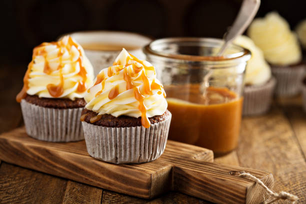 homemade butterscotch cupcakes - cupcake chocolate cake dessert imagens e fotografias de stock