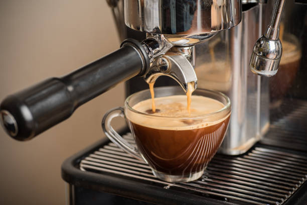 maszyna do kawy  - horizontal pouring nobody coffee cup zdjęcia i obrazy z banku zdjęć