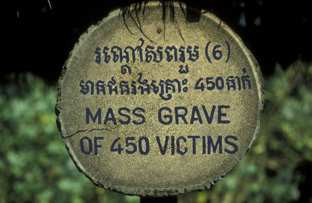 asien kambodscha khmer rouge-killing fields - völkermord in kambodscha stock-fotos und bilder