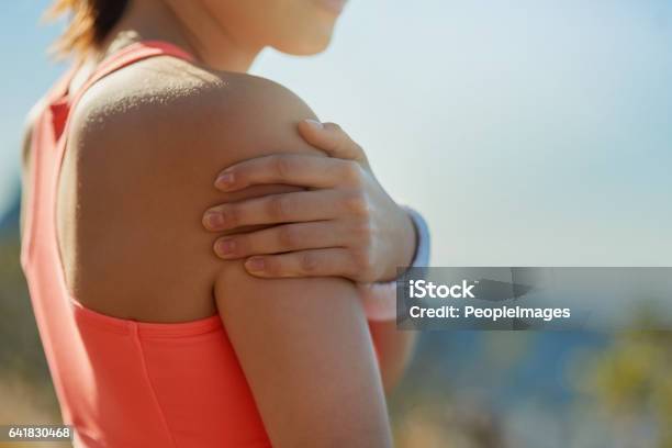 肩の負傷は本当にあなたの動きを抑制することが - 肩のストックフォトや画像を多数ご用意 - 肩, 苦痛, 女性