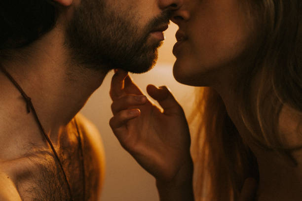 couple embrasser - sexy lips photos et images de collection