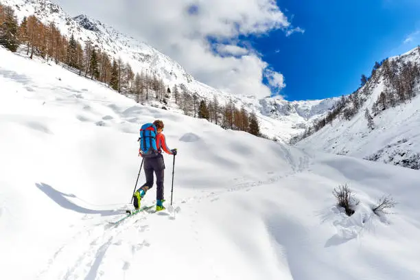 Girl makes ski mountaineering alone on the Italian alps