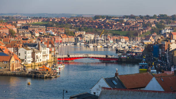 whitby, северный йоркшир, великобритания - esk river стоковые фото и изображения