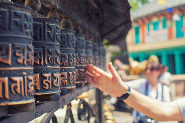 ручные колеса молитвы в буддийском храме - prayer wheel стоковые фото и изображения